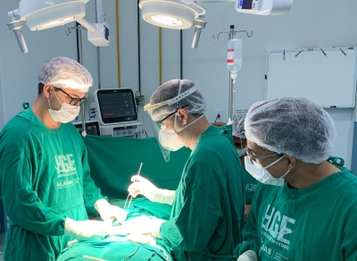 Médicos do HGE utilizam novos focos durante cirurgia de apendicite da cabeleireira Maria Paula Lopes