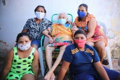 Já recuperada da Covid-19, Clotilde Maria da Silva agora recebe o carinho da família no aconchego do lar