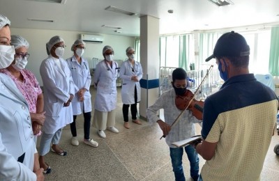 A desenvoltura de Vinícius ao tocar o violino, emocionou a equipe da Pediatria do HGE 