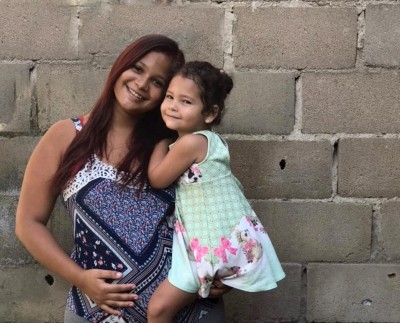 A mãe Renata Ferreira, grávida de 3 meses, ao lado da filha Maitê Vitória, de 2 anos